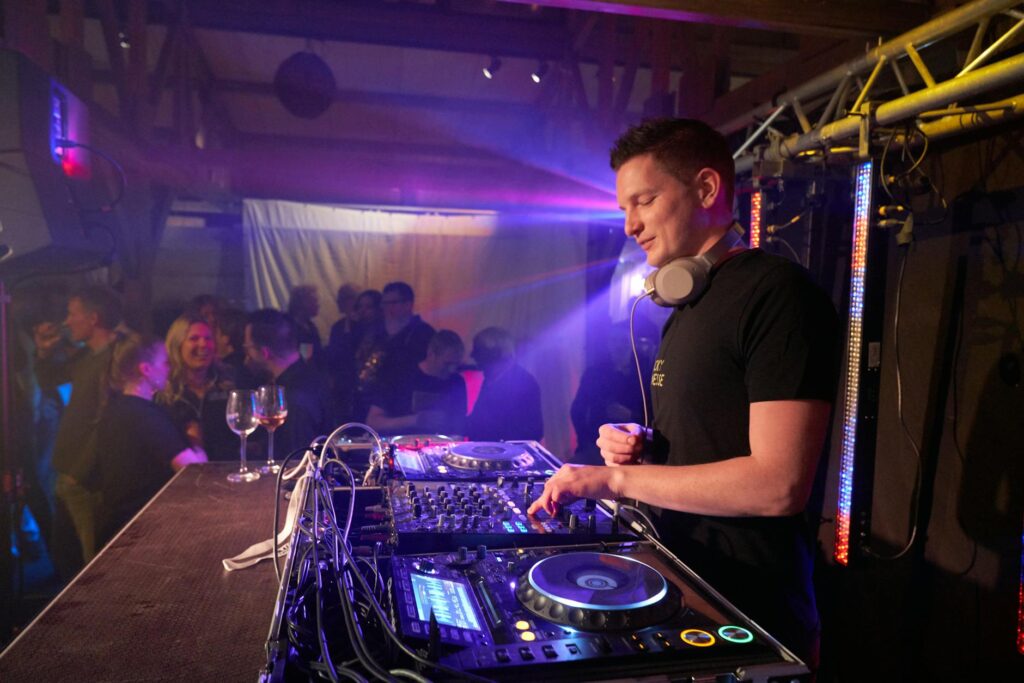 Cómo elegir la música perfecta para tu evento: Guía completa del DJ Mariano Experience.